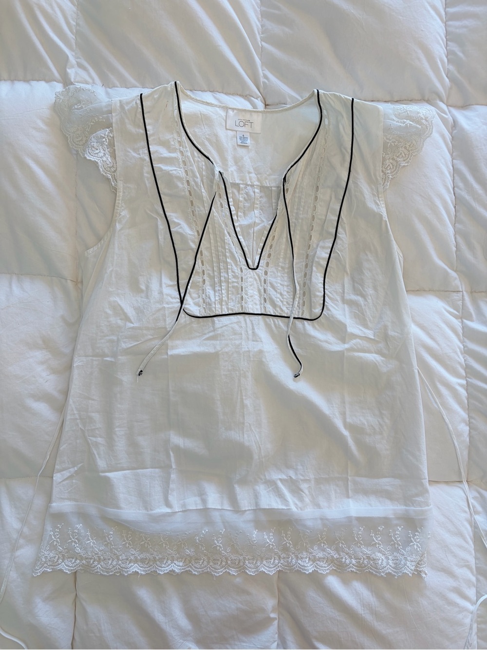 LOFT White Sleeveless Lace-Trim Tunic with Black Piping